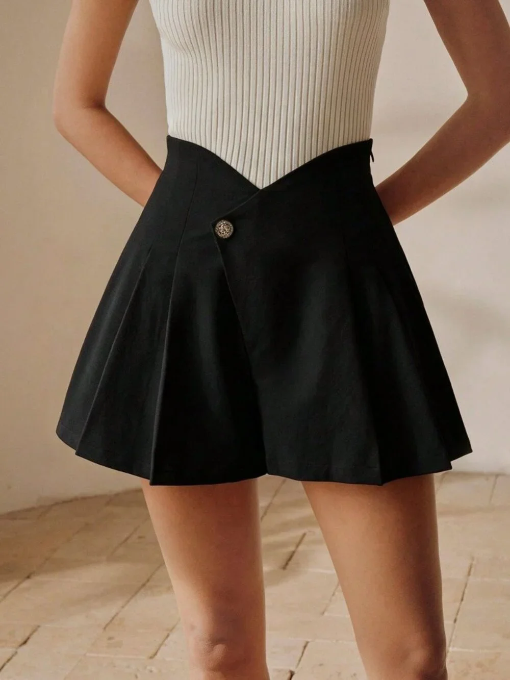Black Casual Women's High-Waist Asymmetric Inverted Pleat Versatile Shorts
